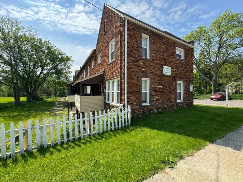 More Photos Of 25 Maynard Ct, Pontiac Apartments For Sale