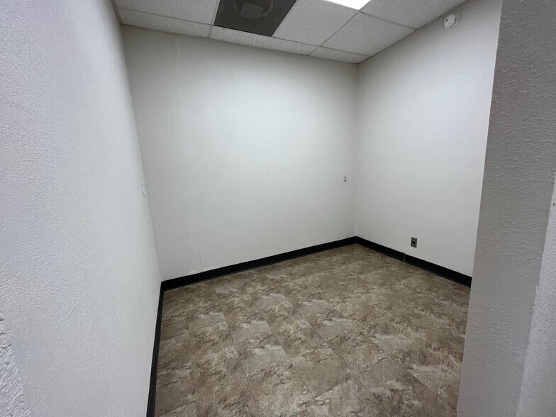 More Photos Of 2000 W San Antonio St, Lockhart Unknown For Lease