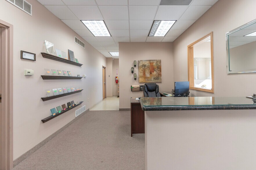 More Photos Of 1324-1328 SW Market St, Lee's Summit Warehouse For Lease