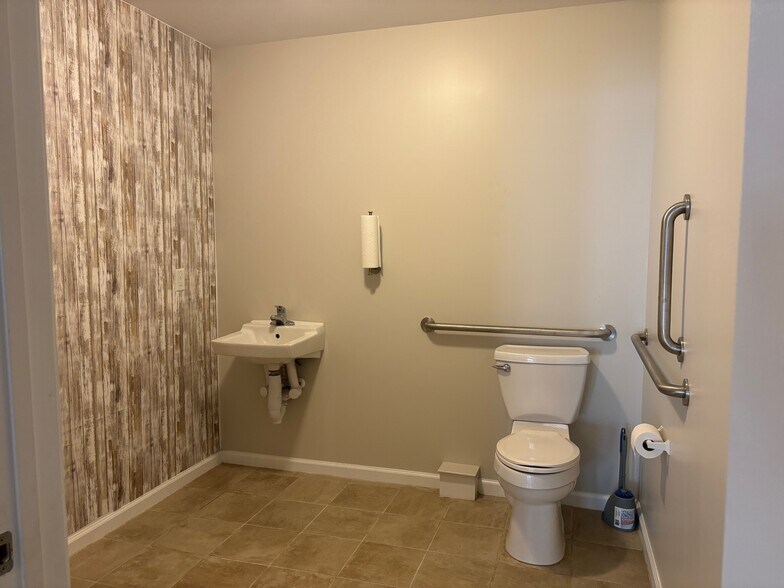 More Photos Of 205 S Academy St, Richlands General Retail For Lease