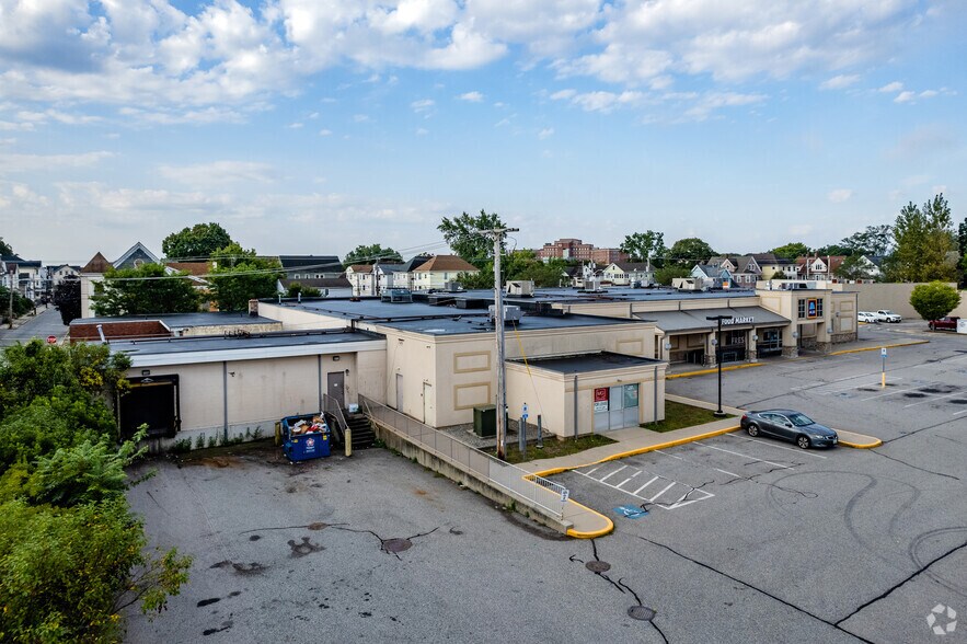 More Photos Of 539 Smith St, Providence Supermarket For Lease