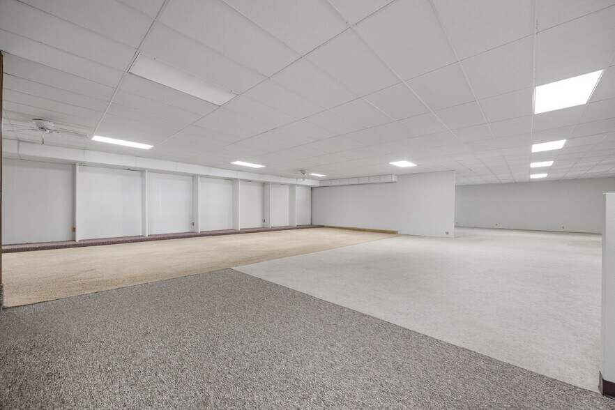 More Photos Of 121 W 5th St, Tipton Showroom For Sale