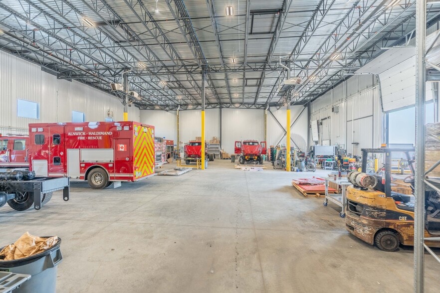 More Photos Of 379B Corduroy Rd, Ottawa Warehouse For Lease