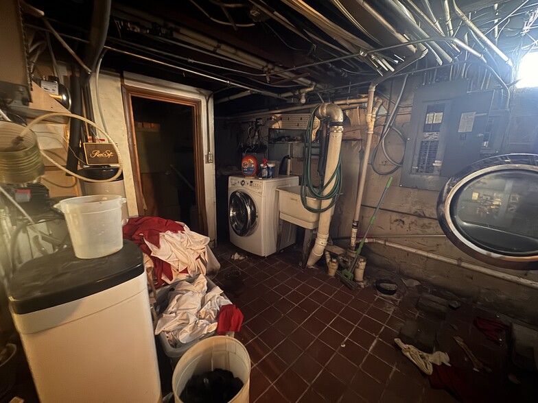 More Photos Of 1705 Columbus Ave, Bay City Restaurant For Sale