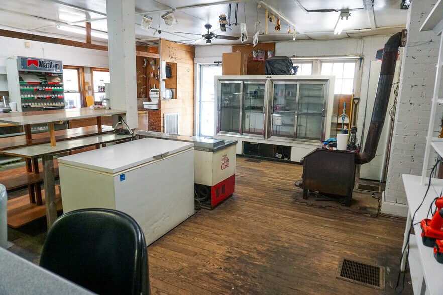 More Photos Of 109 Wilburn Valley Rd, Pearisburg General Retail For Sale