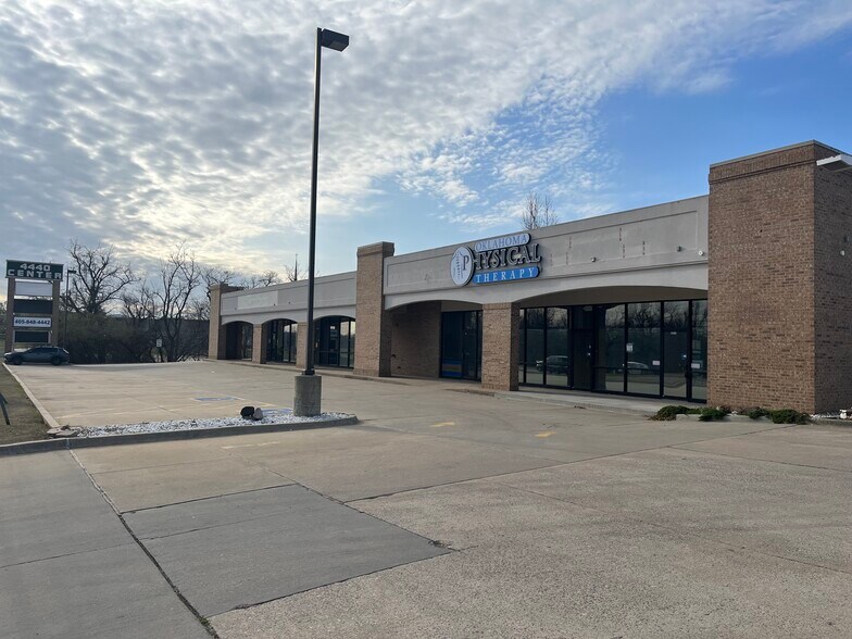 More Photos Of 4440 NW Expressway St, Oklahoma City Freestanding For Lease