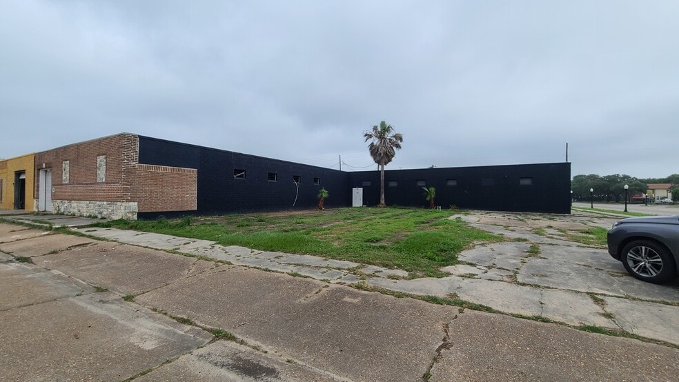 More Photos Of 201 6th St. N, Texas City Light Manufacturing For Sale