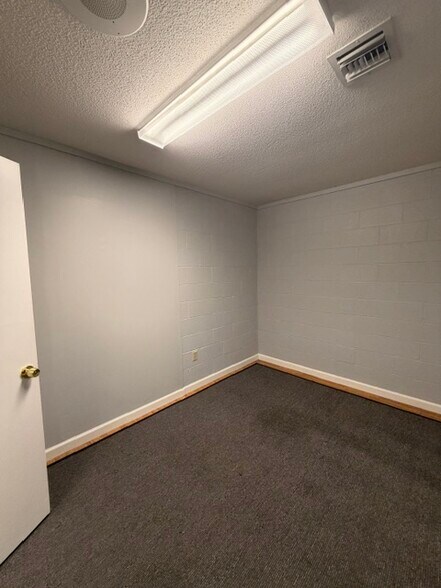 More Photos Of 22 Southwick St, Feeding Hills Freestanding For Lease