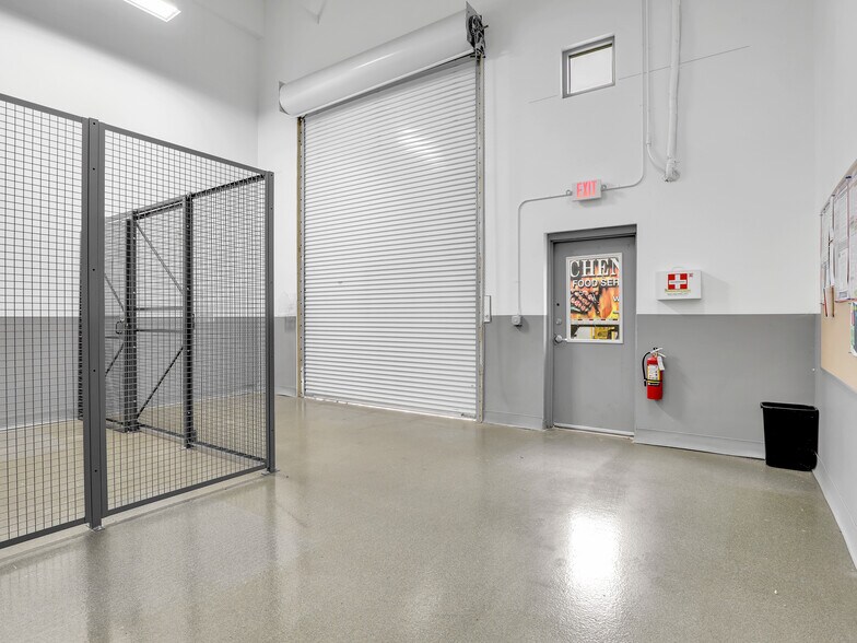 More Photos Of 8801 Business Park Dr, Fort Myers Warehouse For Sale