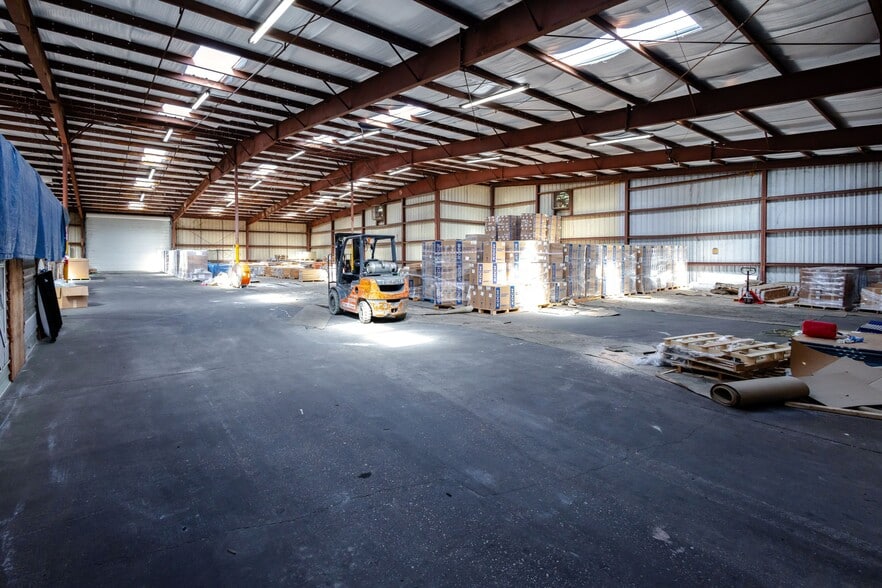 More Photos Of 2370 N Palafox St, Pensacola Warehouse For Lease