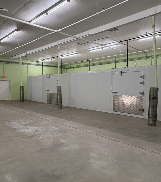 More Photos Of 3030 Brundage Ln, Bakersfield Supermarket For Lease