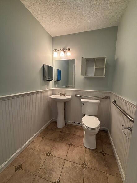 More Photos Of 4712 Country Club Rd, Winston-Salem Medical For Sale