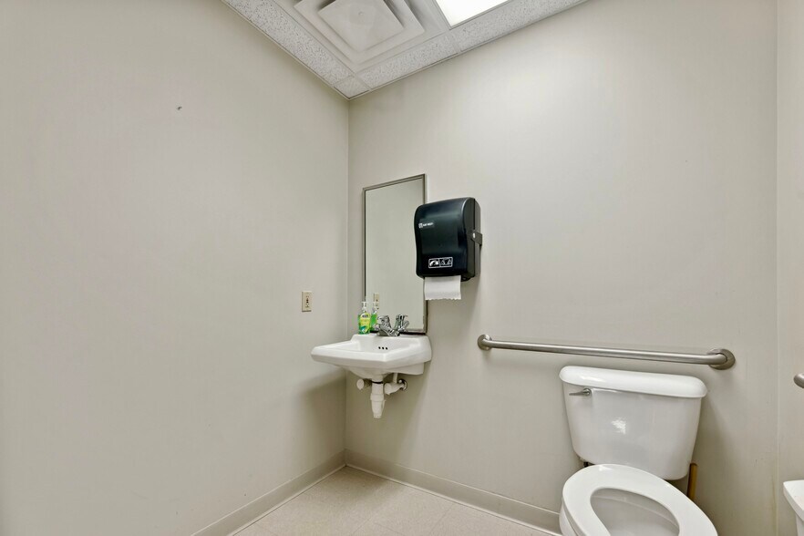 More Photos Of 9403 Kenwood Rd, Blue Ash Medical For Lease
