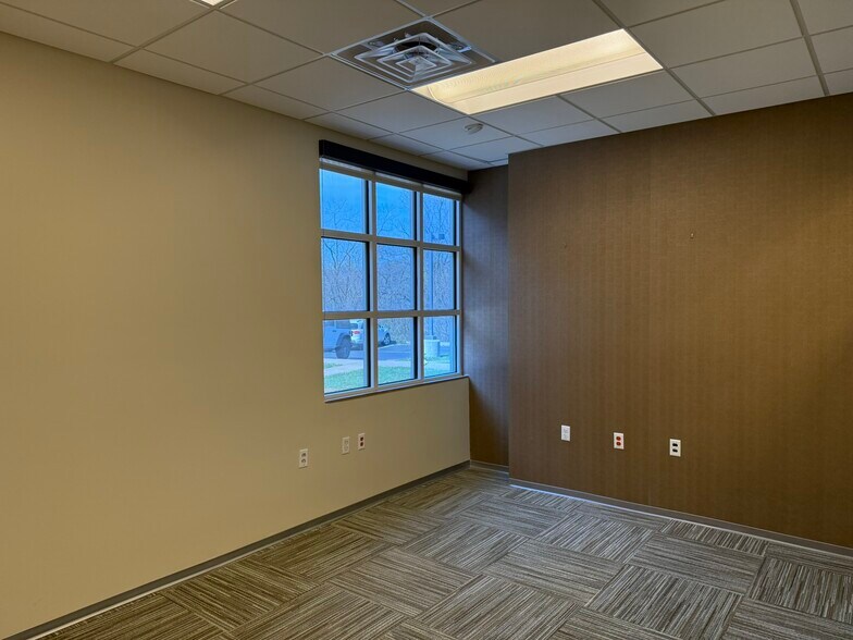 More Photos Of 909 E Republic Rd, Springfield Office For Sale
