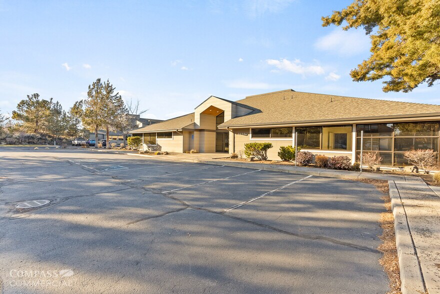 More Photos Of 2698 NE Courtney Dr, Bend Medical For Lease