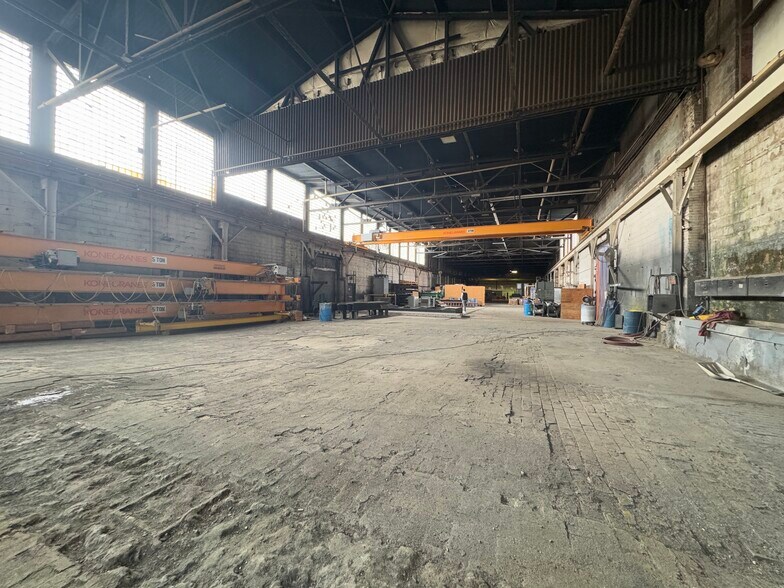 More Photos Of 30 Harris St, Putnam Warehouse For Lease