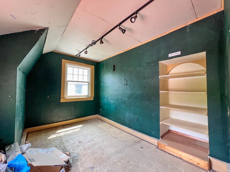 More Photos Of 1 Swan St, Asheville Freestanding For Sale