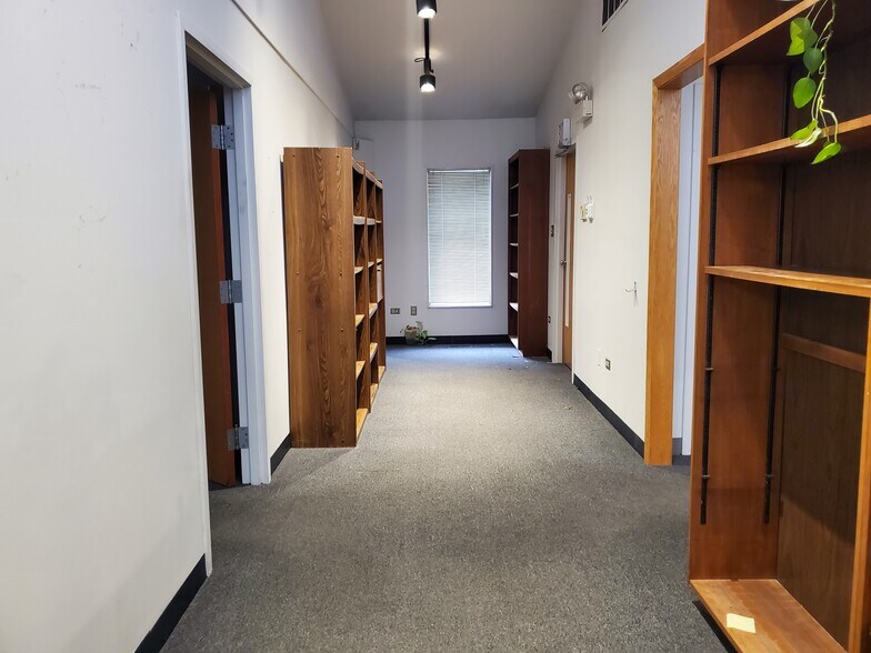 More Photos Of 17500-17516 S Carriageway Dr, Hazel Crest Office For Sale