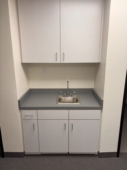 More Photos Of 1411 N Daly St, Anaheim Manufacturing For Lease