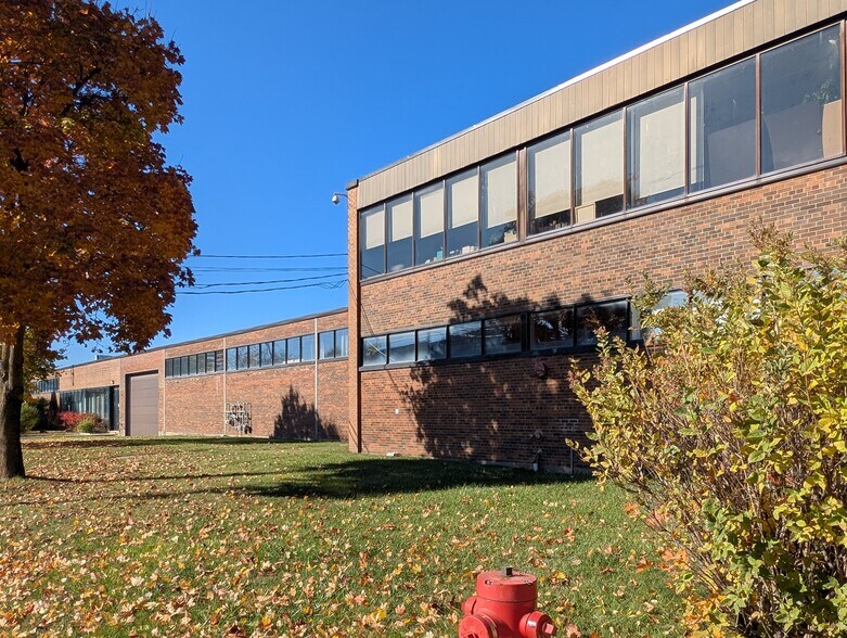 More Photos Of 5775 Rue Ferrier, Mont-Royal Manufacturing For Lease