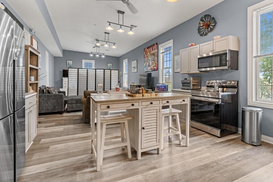 More Photos Of 1550 Lewis Center Rd, Lewis Center Freestanding For Sale