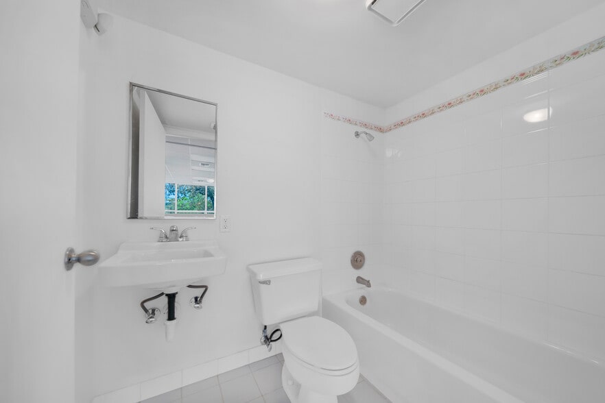 More Photos Of 8009 NW 29th St, Doral Warehouse For Sale