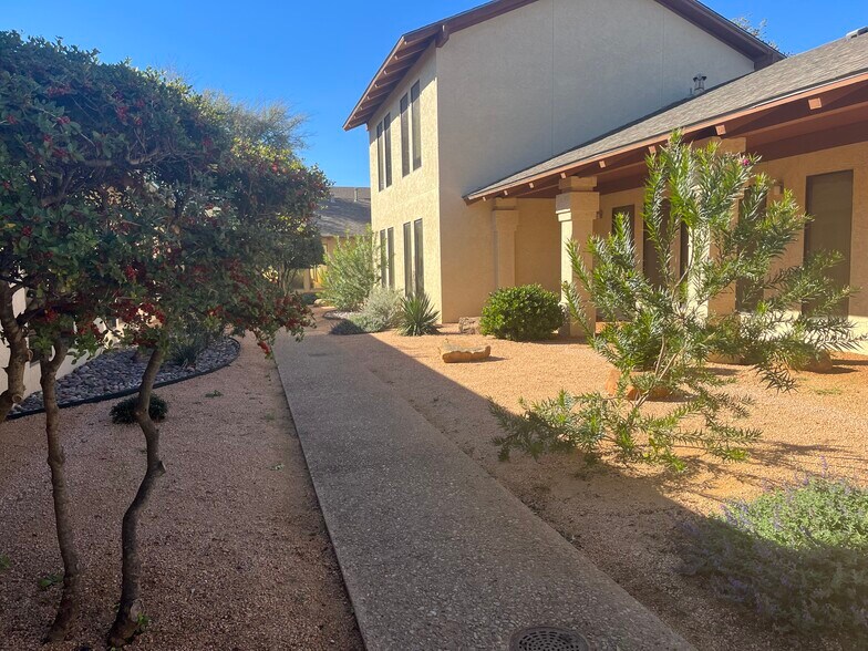 More Photos Of 1215-1219 E South 11th St, Abilene Office For Lease