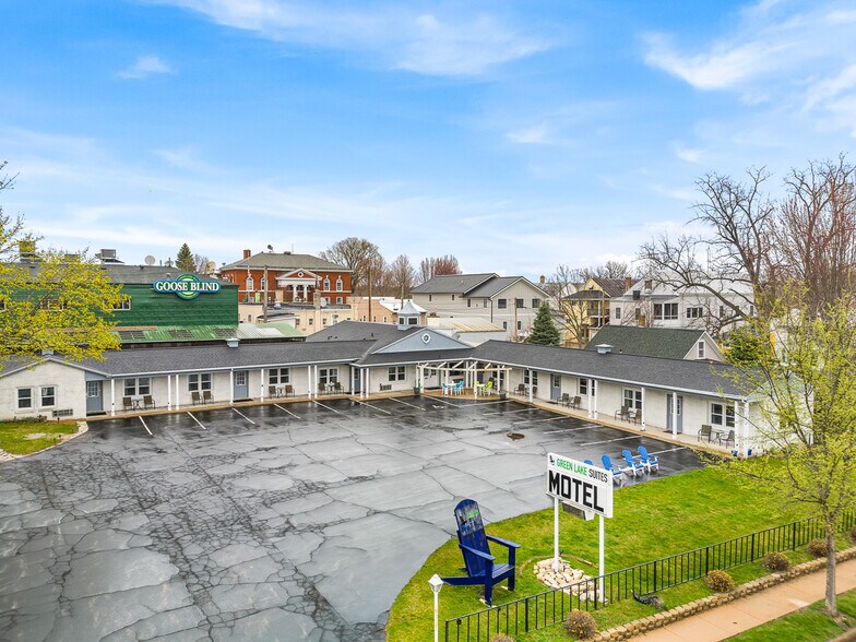 More Photos Of 488 South St, Green Lake Hotel For Sale