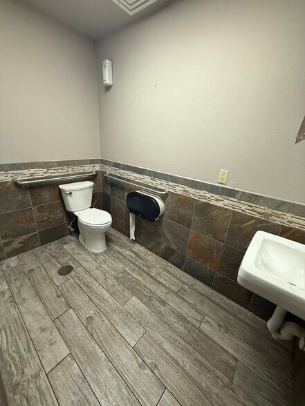 More Photos Of 3415 Golden Rd, Tyler Office For Sale