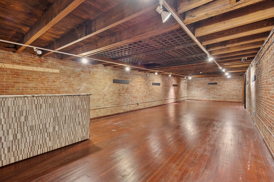 More Photos Of 27 N 2nd St, Philadelphia Storefront For Lease