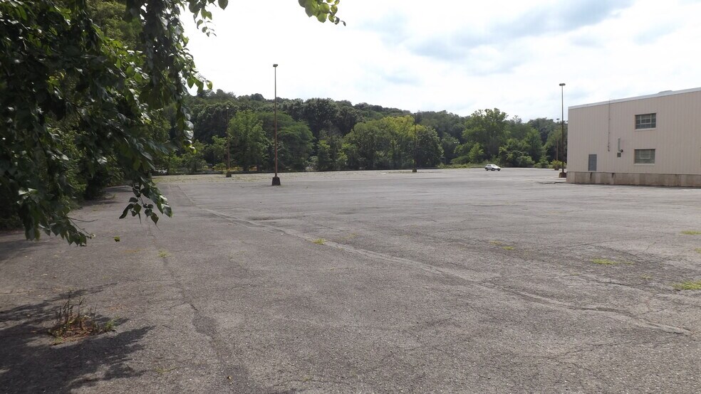 More Photos Of 700 Hepburn St, Milton Showroom For Lease