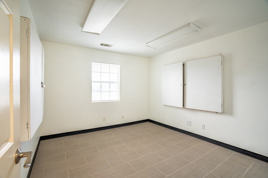 More Photos Of 401 W Simonds Rd, Seagoville Office For Sale