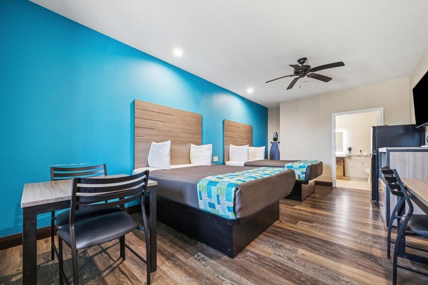 More Photos Of 9002 Highway 6, Hitchcock Hotel For Sale