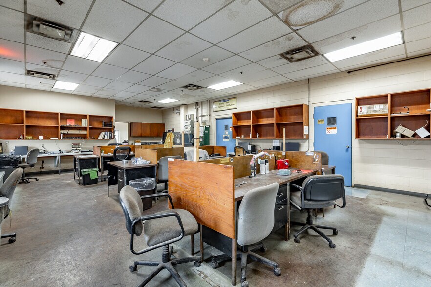 More Photos Of 2800 Riverport Rd, Chattanooga Light Manufacturing For Lease