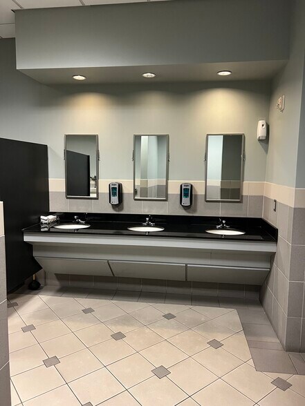 More Photos Of 7345 Goodlett Farms Pky, Cordova Office For Sale