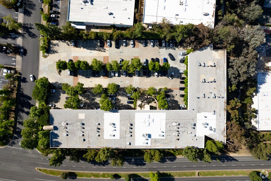 More Photos Of 5743 Corsa Ave, Westlake Village Office For Lease