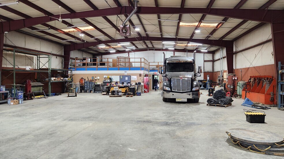 More Photos Of 10020 Industrial Dr, Pineville Warehouse For Lease