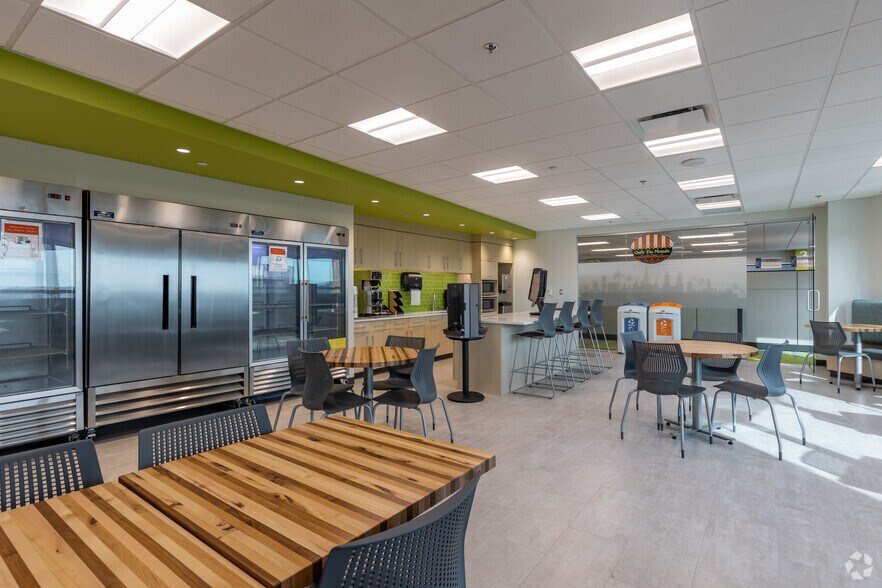 More Photos Of 25300-25330 Telegraph Rd, Southfield Office For Sale