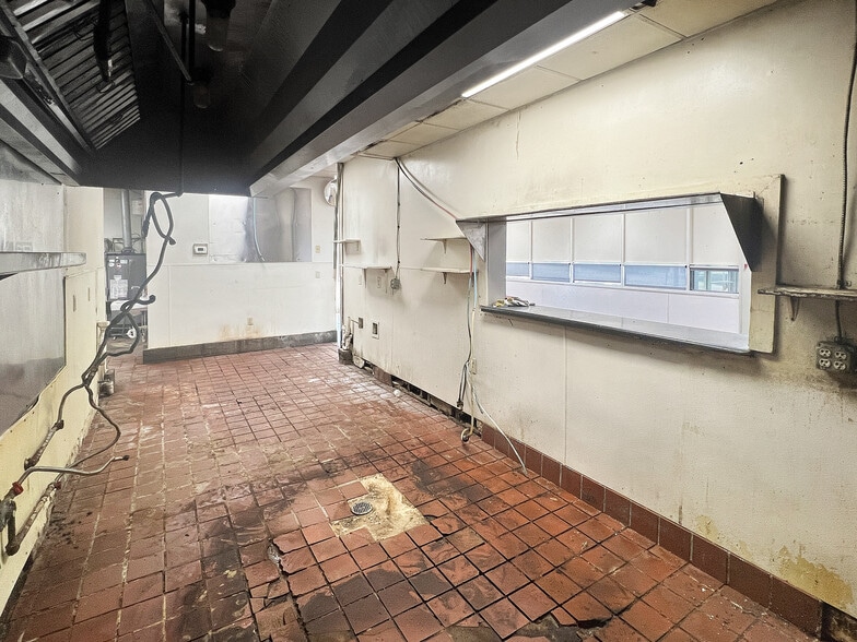 More Photos Of 2701 Lurleen B Wallace Blvd, Northport Restaurant For Lease