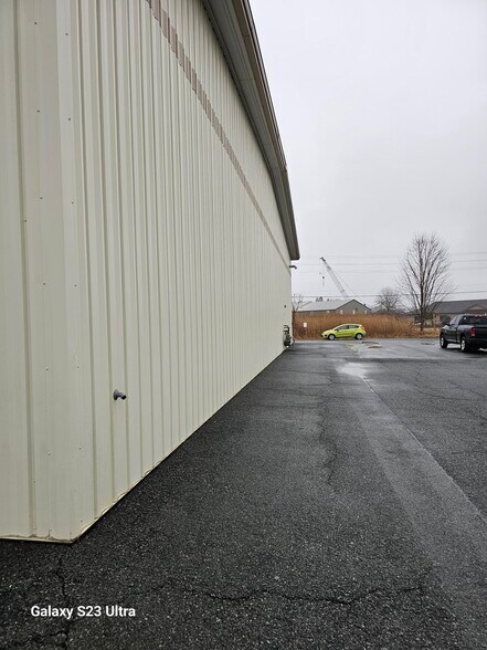 More Photos Of 35 Hamilton Ln, Glenmont Warehouse For Lease
