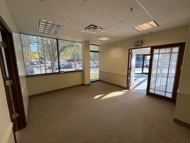 More Photos Of 1611 Pond Rd, Allentown Medical For Lease