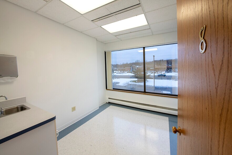 More Photos Of 6701 Rockside Rd, Independence Medical For Lease