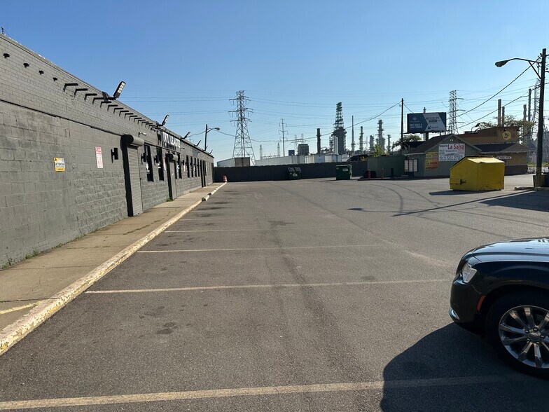 More Photos Of 465 S Schaefer Hwy, Detroit Freestanding For Lease