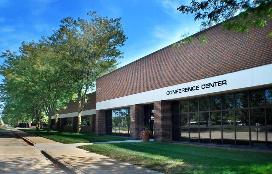 Primary Photo Of 11200-11274 Aurora Ave, Urbandale Flex For Lease