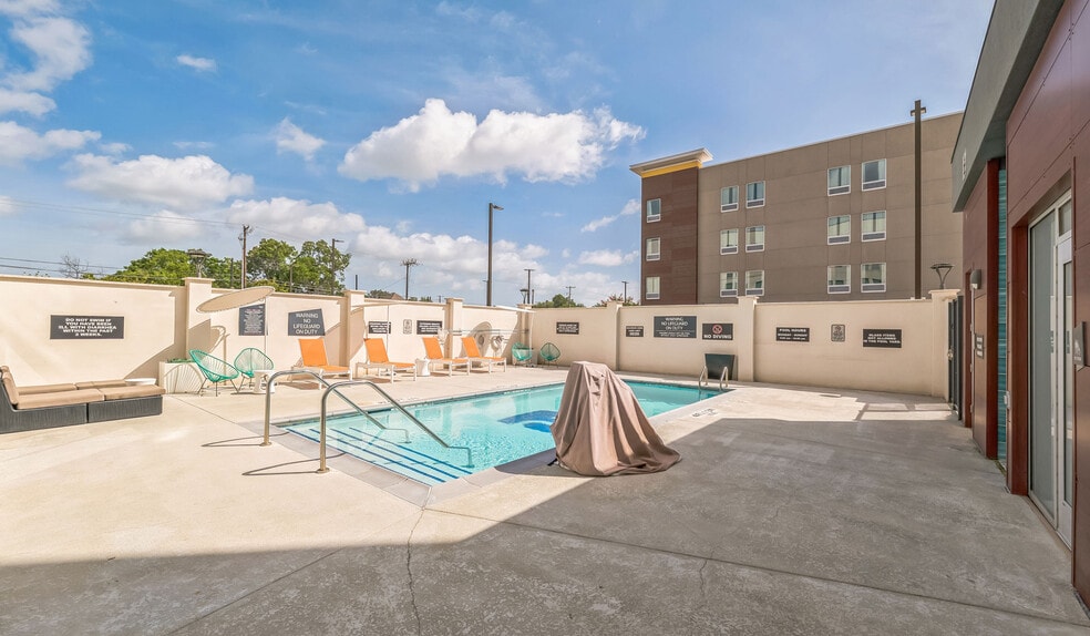 More Photos Of 900 S 11th St, Waco Hotel For Sale