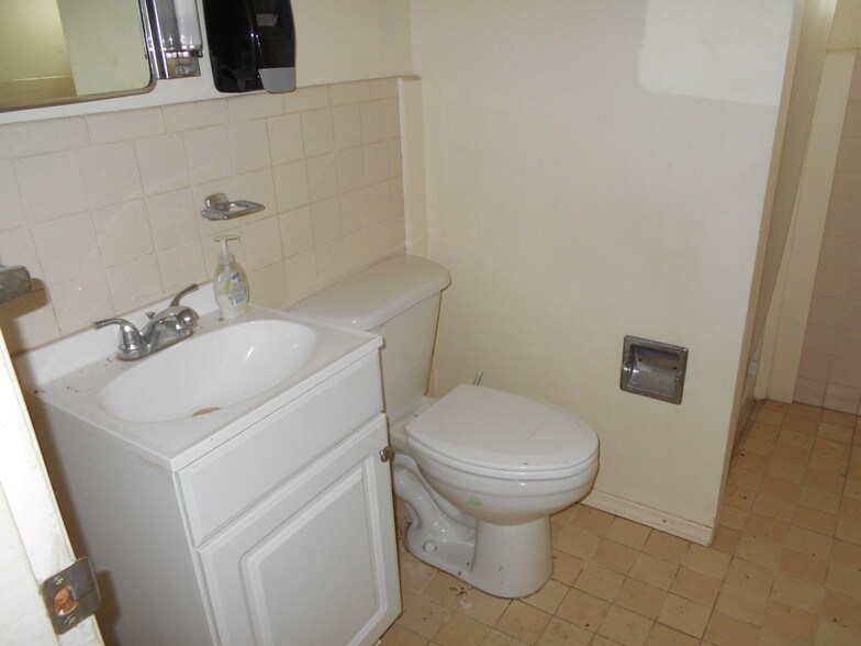 More Photos Of 512 E Greene St, Carlsbad Flex For Sale