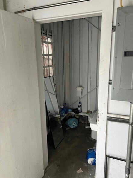 More Photos Of 3242 Fowler St, Los Angeles Warehouse For Lease