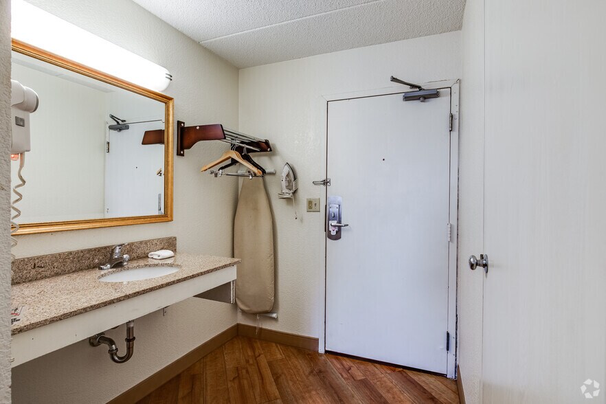 More Photos Of 7815 Nicollet Ave S, Bloomington Hotel For Sale