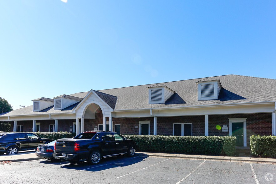 More Photos Of 111 Commerce Centre Dr, Huntersville Medical For Lease