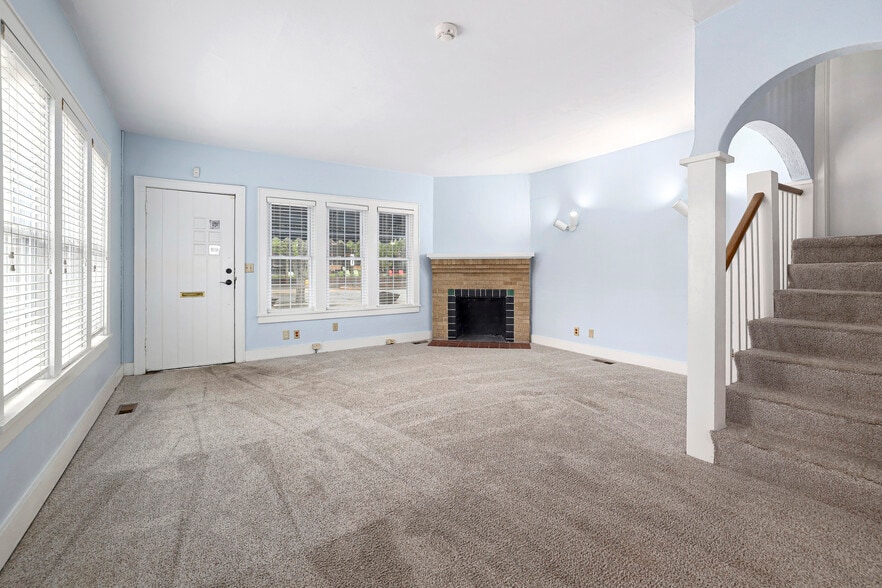 More Photos Of 355 N College Ave, Fayetteville Office Residential For Lease